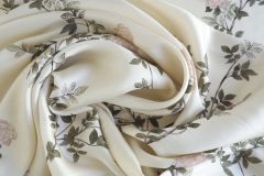ткань шелк с цветами на молочном фоне Италия