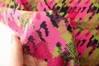 ткань шелк с геометрическим рисунком неоново-розовый