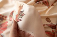 ткань персиковый атлас с цветами