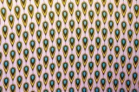 ткань атлас с желто-синими перьями на лавандовом фоне