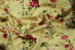 ткань вискоза с гортензиями и розами сорочечная вискоза цветы желтая Италия