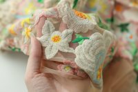ткань сетка с вышитыми цветами