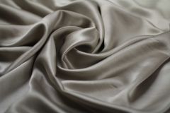 ткань вареный атлас теплого серого цвета атлас шелк однотонная серая Италия