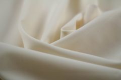 ткань молочный плательный шелк с эластаном костюмно-плательная шелк однотонная белая Италия