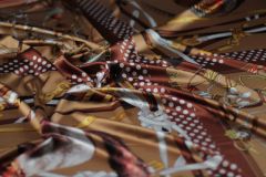 ткань шелковый атлас с цветами, белкой и фазаном атлас шелк цветы бежевая Италия