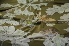ткань шелк с крупными, белыми цветами креп шелк цветы зеленая Италия