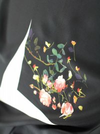ткань черный крепдешин с цветами шиповника (купон 1.95)