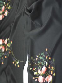 ткань черный крепдешин с цветами шиповника (купон 1.95)