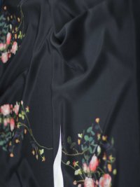 ткань черный крепдешин с цветами шиповника (купон 1.95)