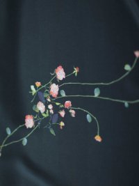 ткань черный крепдешин с цветами шиповника (купон 1.95)