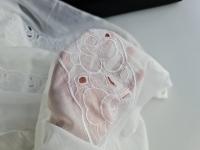 ткань шитье на белом маркизете (цветы в полосках)