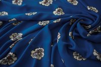 ткань креповый шелк с белыми цветами на синем фоне