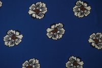 ткань креповый шелк с белыми цветами на синем фоне