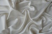 ткань дюшес молочно-белого цвета с сероватой полоской