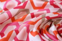 ткань вискоза с геометрическим принтом в розово-коричневых и красно-белых тонах