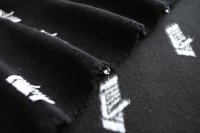 ткань флис из шерси и хлопка черного цвета с белыми логотипами