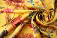 ткань шелковый атлас в желто-бежевых тонах с цветами