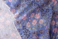 ткань пыльно-голубой лен с розовыми цветами