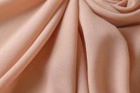 ткань шармуз из шелка с эластаном персикового цвета