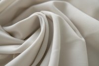 ткань костюмно-плательный полиэстер алебастрового цвета со сливочным оттенком
