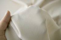 ткань костюмно-плательный полиэстер алебастрового цвета со сливочным оттенком