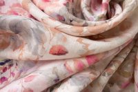 ткань лен с розовыми цветами и зелено-коричневыми листьями на бледно персиковом фоне