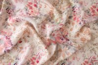 ткань лен с розовыми цветами и зелено-коричневыми листьями на бледно персиковом фоне