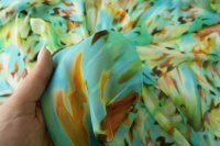 ткань шифон из шелка с ярким разноцветным принтом