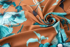 ткань крепдешин коньячного цвета с голубыми цветами крепдешин шелк цветы коричневая Италия