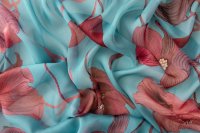 ткань пыльно-голубой шифон с темно-розовыми цветами
