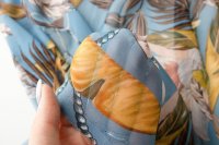ткань шифон пыльно-голубого цвета с флористическим принтом