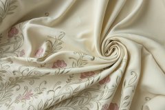 ткань вискоза с шелком с цветочной вышивкой  костюмно-плательная вискоза цветы белая Италия