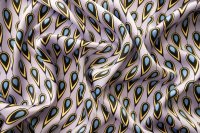 ткань атлас с желто-синими перьями на лавандовом фоне от Карнет для Унгаро