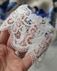 белое кружево с цветочным рисунком