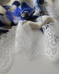 белое кружево с цветочным рисунком
