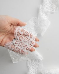 белое кружево с цветочным рисунком