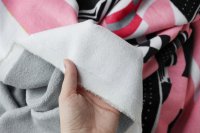  розовое махровое полотенце с логотипами