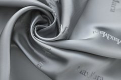 ткань подклад серого цвета с логотипами подклад вискоза однотонная серая Италия