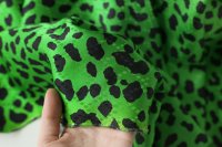 ткань жаккардовый атлас зеленого цвета с леопардом