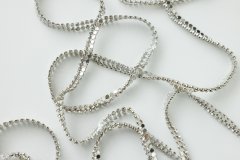 ткань цепочка со стразами на силиконовой основе серебристая тесьма, узкое кружево   однотонная белая Италия