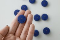  металлические кнопки синего цвета