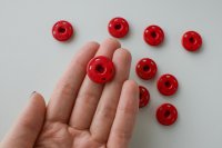  металлические кнопки красного цвета