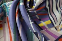  платок с разноцветным узором
