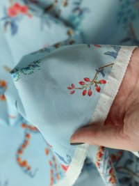 ткань голубой хлопок с логотипами и цветами