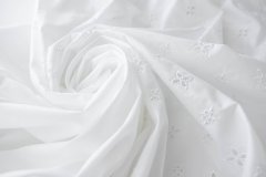 ткань белое шитье с цветками (наполовину) шитье хлопок цветы белая Италия