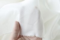 ткань шелковый батик белого цвета