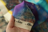 ткань атлас с разноцветным ярким принтом