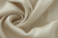 ткань сатин цвета топленого молока (в двух отрезах: 1.85м и 5.35