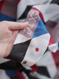 ткань батист с геометрическим узором в розовых и бордовых тонах