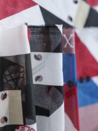 ткань батист с геометрическим узором в розовых и бордовых тонах